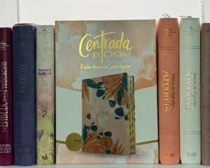 Biblioteca Femenina: Biblia Devocional Centrada en Cristo