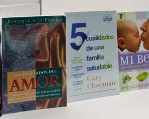 Guía de Relaciones y FamiliaAprende a nutrir tus relaciones más importantes con este conjunto de libros especializados:Los dos lados del amor de Gary Smalley y Dr. John Trent: Guía para utilizar las virtudes de la personalidad en las relaciones.5 cualidades de una familia saludable de Gary Chapman: Pasos para estrechar lazos, comunicarse mejor y cambiar el mundo.Mi bebé: Las primeras seis semanas de Rebecca Ingram: Una guía esencial para el cuidado de tu primer hijo.Disponibles en Librería Bendición para el Mundo.