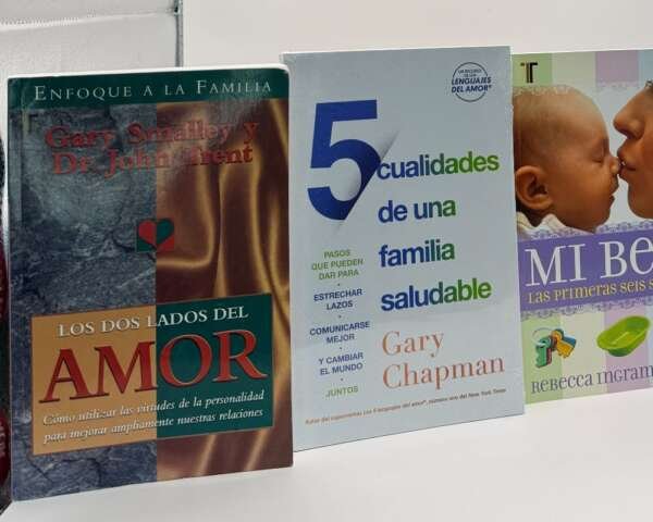 Guía de Relaciones y FamiliaAprende a nutrir tus relaciones más importantes con este conjunto de libros especializados:Los dos lados del amor de Gary Smalley y Dr. John Trent: Guía para utilizar las virtudes de la personalidad en las relaciones.5 cualidades de una familia saludable de Gary Chapman: Pasos para estrechar lazos, comunicarse mejor y cambiar el mundo.Mi bebé: Las primeras seis semanas de Rebecca Ingram: Una guía esencial para el cuidado de tu primer hijo.Disponibles en Librería Bendición para el Mundo.