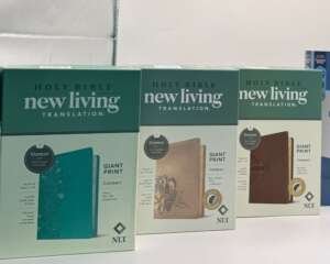 Biblia NLT (Nueva Traducción Viviente) en edición Compact Giant Print. Legibilidad y calidad. Compra en Librería Bendición para el Mundo.