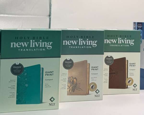 Biblia NLT (Nueva Traducción Viviente) en edición Compact Giant Print. Legibilidad y calidad. Compra en Librería Bendición para el Mundo.