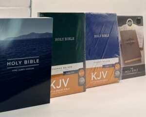 Biblias KJV clásicas y ediciones Gift & Award. La palabra de Dios en la versión Reina Valera clásica. Visita Librería Bendición para el Mundo.