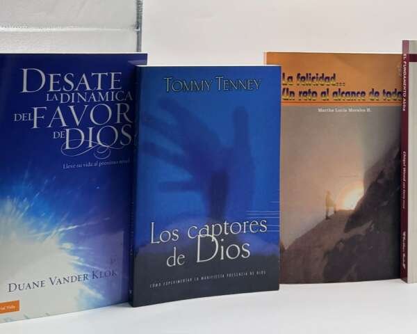 Libros sobre la presencia de Dios y vida cristiana. Fortalece tu fe con autores como Tommy Tenney en Librería Bendición para el Mundo.