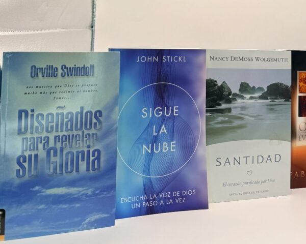 Libros sobre santidad, propósito y la voz de Dios. Encuentra herramientas de crecimiento espiritual en Librería Bendición para el Mundo.