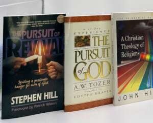 Adquiere este pack de 3 libros: The Pursuit of Revival de Stephen Hill, The Pursuit of God (31 días con A.W. Tozer) y A Christian Theology of Religions.