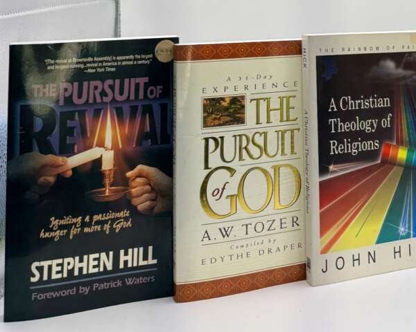 Adquiere este pack de 3 libros: The Pursuit of Revival de Stephen Hill, The Pursuit of God (31 días con A.W. Tozer) y A Christian Theology of Religions.