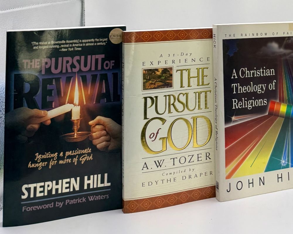 Adquiere este pack de 3 libros: The Pursuit of Revival de Stephen Hill, The Pursuit of God (31 días con A.W. Tozer) y A Christian Theology of Religions.