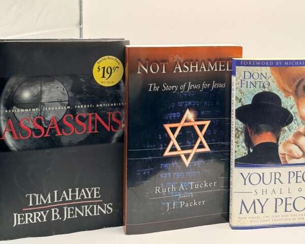 Compra el lote de 3 libros sobre el fin de los tiempos: Assassins (Tim LaHaye), Not Ashamed (Jews for Jesus) y Your People Shall Be My People. ¡Envío rápido!