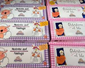 Adquiere cajas de tarjetas devocionales cristianas Ovejitas & Ovejitas: Motives and Feelings y Celebrations of Life. ¡Diseño con soporte!
