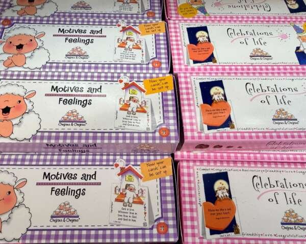 Adquiere cajas de tarjetas devocionales cristianas Ovejitas & Ovejitas: Motives and Feelings y Celebrations of Life. ¡Diseño con soporte!