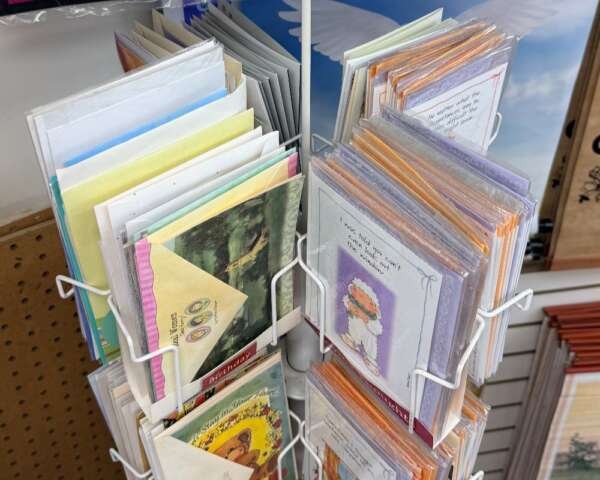 Compra tarjetas de felicitación cristiana surtidas para cumpleaños, aliento y ocasiones especiales con versículos bíblicos. ¡Calidad y fe!