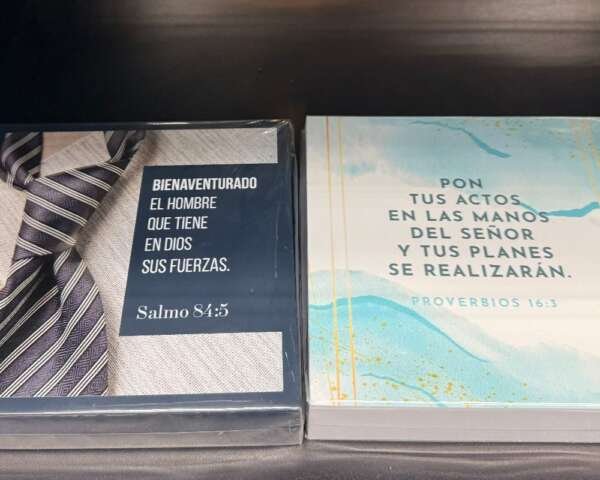 Compra cajas de notas con versículos bíblicos: Salmo 84:5 para hombres y Proverbios 16:3 en acuarela. ¡Regalo ideal y práctico!