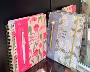 Adquiere libretas argolladas cristianas Bloom with Grace con bolígrafo decorativo incluido (margarita o perla). ¡Estilo y fe