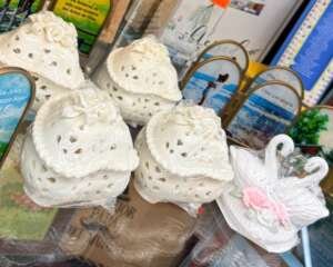 Compra detalles de cerámica blanca para decoración cristiana: cajitas caladas con rosas y figura de cisnes entrelazados. ¡Hermosos!