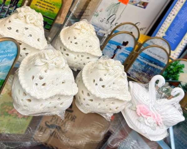 Compra detalles de cerámica blanca para decoración cristiana: cajitas caladas con rosas y figura de cisnes entrelazados. ¡Hermosos!