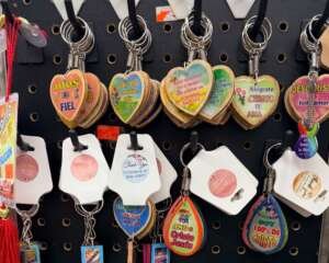 Adquiere llaveros cristianos de madera con versículos bíblicos, formas de corazón, gota y guitarra con mensajes de fe. ¡Ideales para obsequiar!